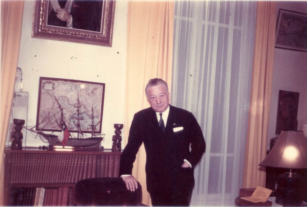 Henri Romans-Petit à son bureau