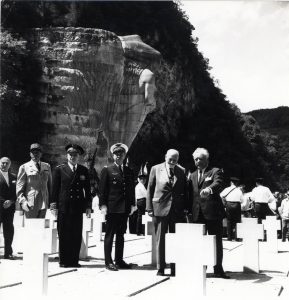 Henri et Cassin au monument de Cerdon
