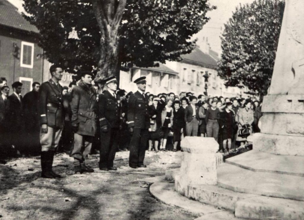 Photo du dépôt de gerbe lors du défilé du 11 novembre 1943 à Oyonnax