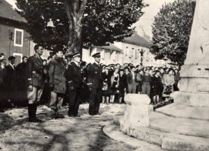Photo du dépôt de gerbe lors du défilé du 11 novembre 1943 à Oyonnax