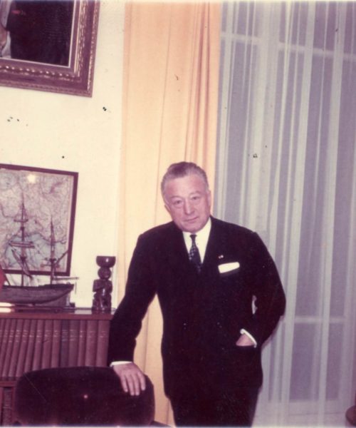 Henri Romans-Petit à son bureau