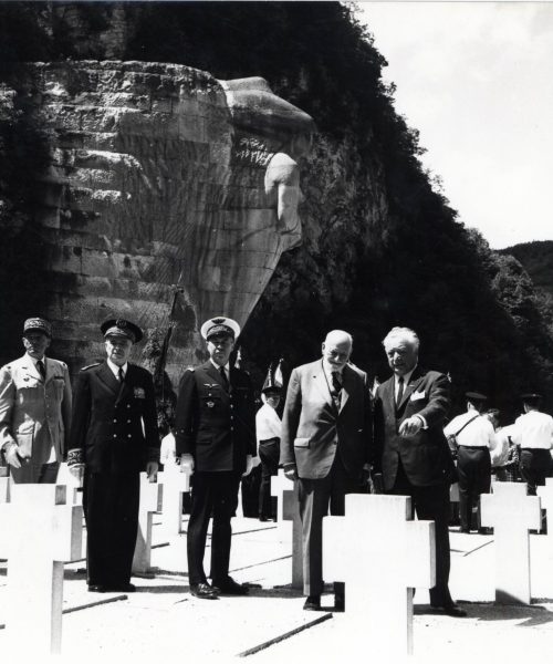 Henri et Cassin au monument de Cerdon